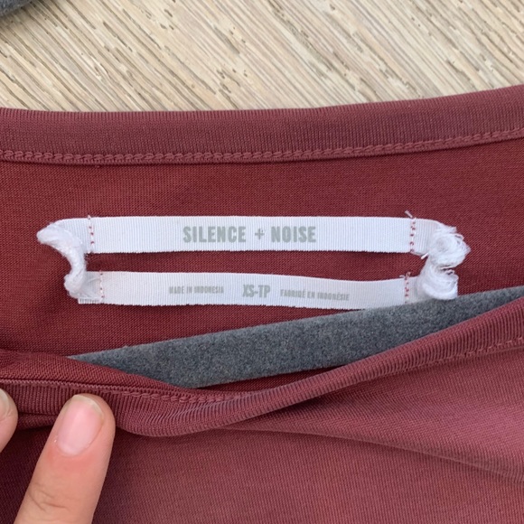 URAN OUTFITTERS MAROON T-SHIRT - Picture 2 of 2